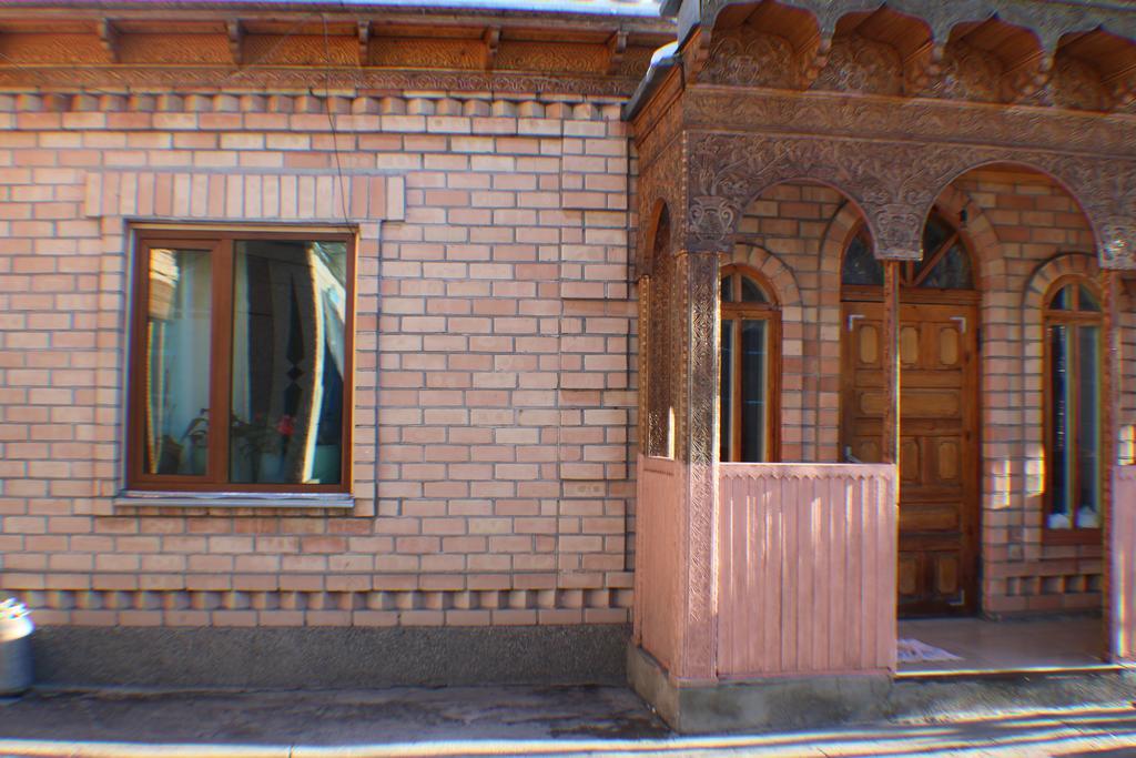 Hostel Ilbirs Karakol Exterior photo